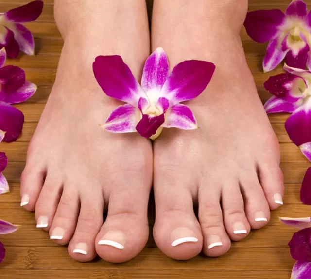 Füße mit Orchideenblüten umrandet